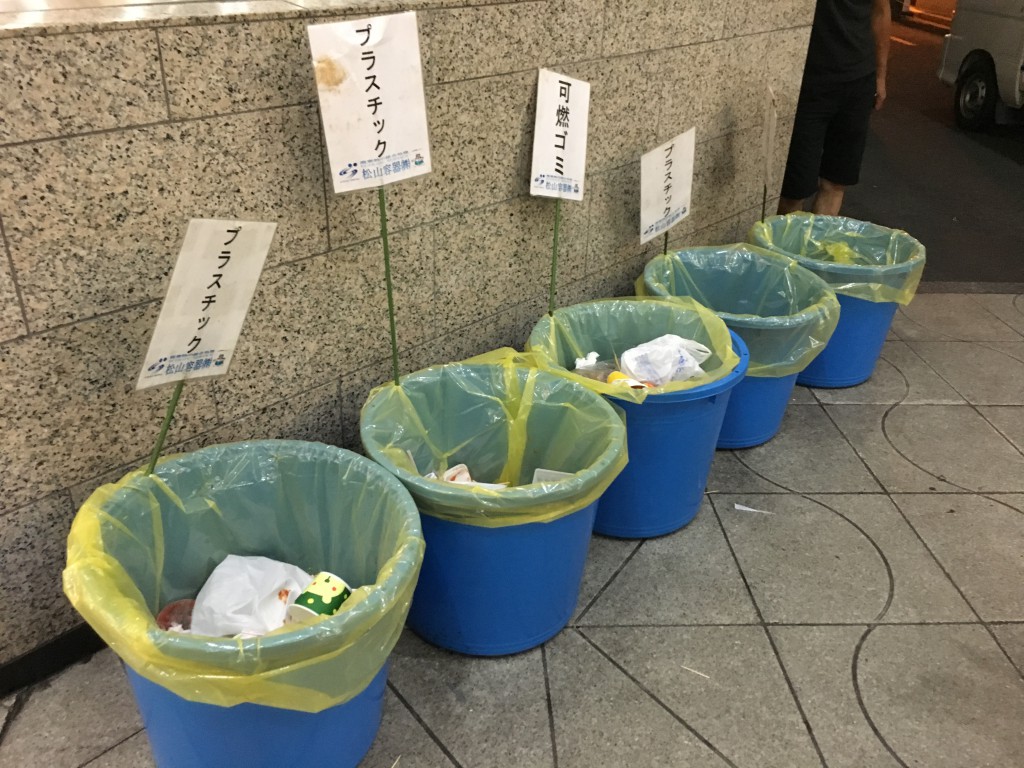 土曜夜市,ゴミ箱