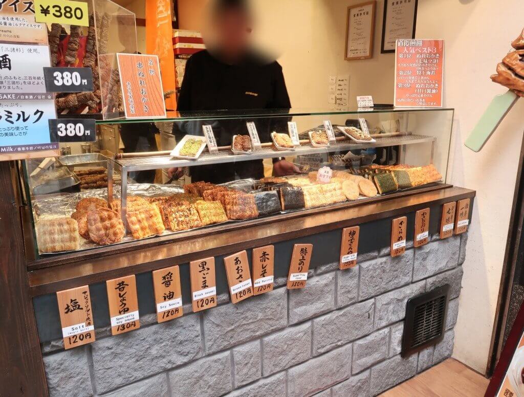 寺子屋本舗（道後店）の店頭で焼かれている煎餅