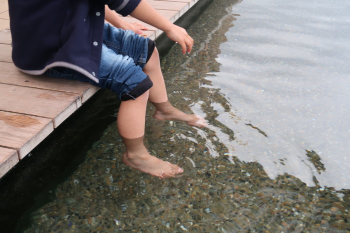 母恵夢スイーツパークの足湯に入る子供