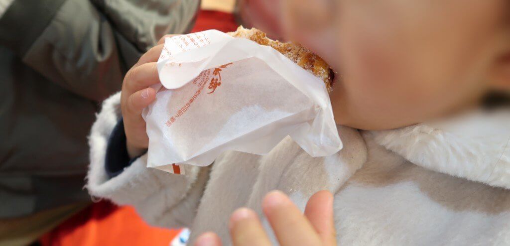 寺子屋本舗の煎餅を食べる子供