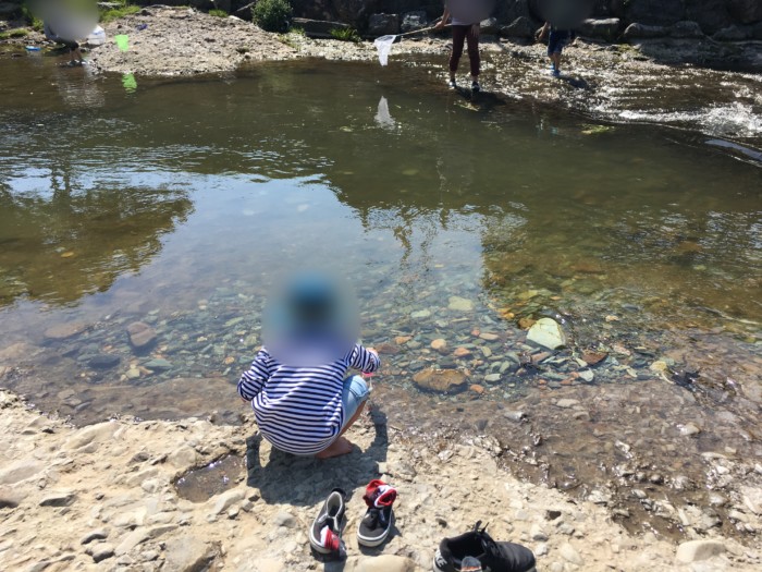 衝上断層公園（砥部町）で水遊びをする子供の様子