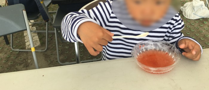 高知Tシャツアート展の出店で買ったかき氷を食べる子供
