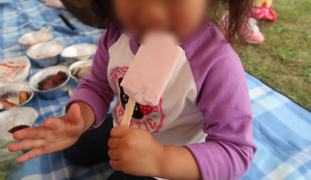 門田商店（かどみせ）のアイスを食べる子供