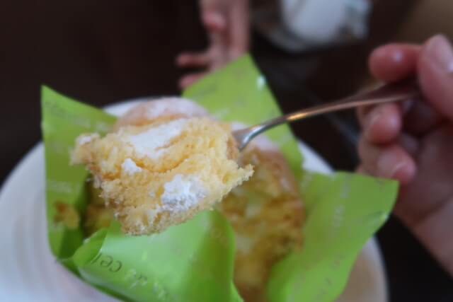 みかんカフェ（松山）のロールケーキを食べる様子