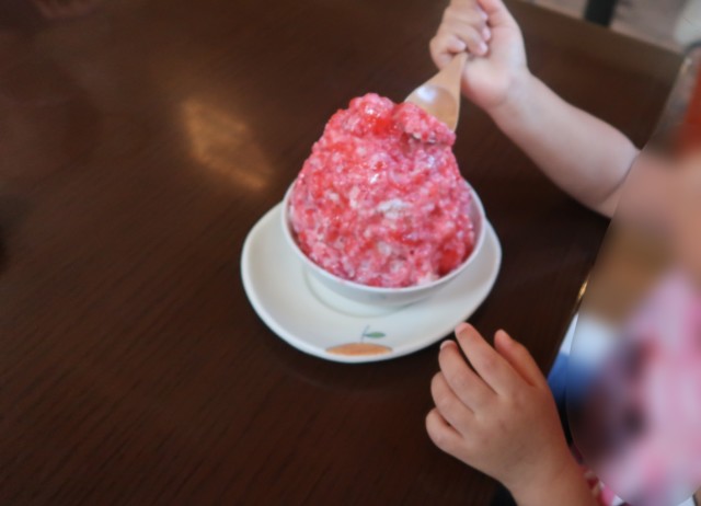 みかんカフェ（松山）のかき氷を食べる子供